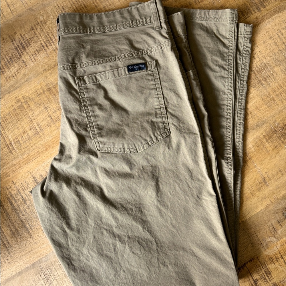 Men’s Green Khaki Columbia Pants // Size 36/32